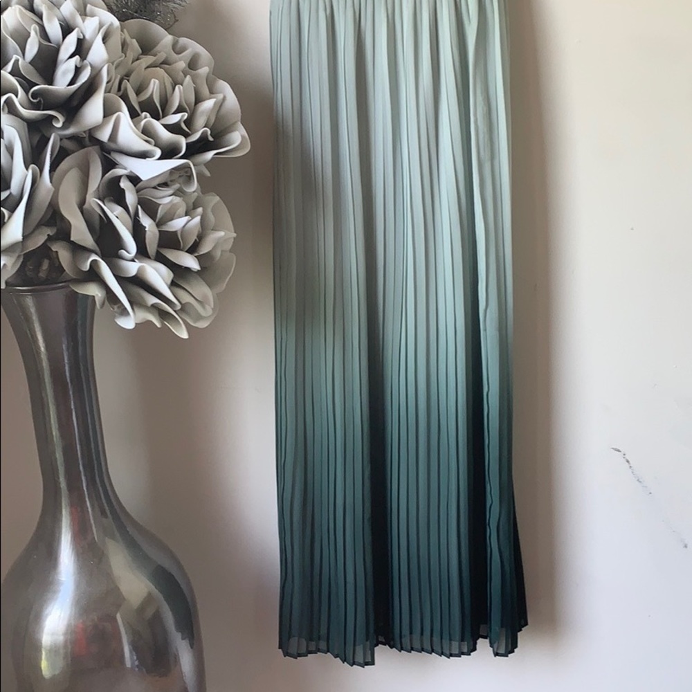 *Sold* Lauren Conrad Runway Ombré Pleated Dress 10 - Picture 4 of 8